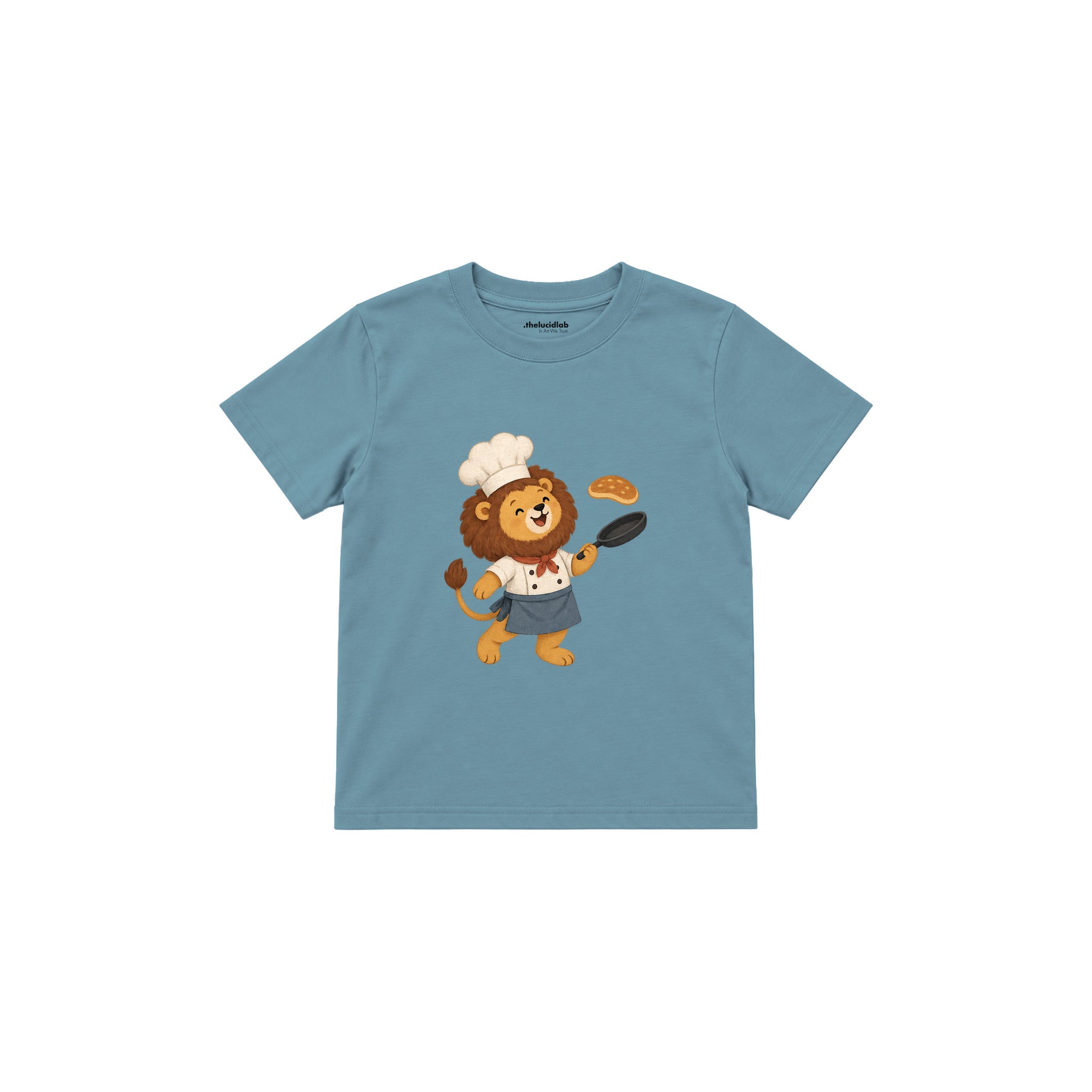 Lion chef tossing a pancake Çocuk Tişört — Çelik Mavi — ön görünüm
