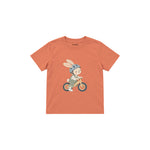Rabbit riding a balance bike Çocuk Tişört — Somon — ön görünüm