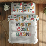 Kişiye özel çift kişilik nevresim – yazılı ön yüz ve geometrik desenli yastıklar, üstten görünüm