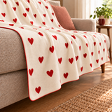 Little Red Hearts Polar TV Battaniyesi — yandan kenar ve ince dikiş detayı