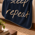 Relax Day Navy Blue Polar Tv Battaniyesi — kenar dikişi ve ince doku yakın çekimi
