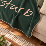 Do Not Disturb Green Polar Tv Battaniyesi — kenar dikişi ve ince doku yakın çekimi
