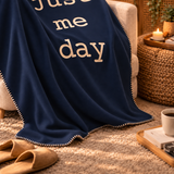 Just Me Day Navy Blue Polar Tv Battaniyesi — kenar dikişi ve ince doku yakın çekimi