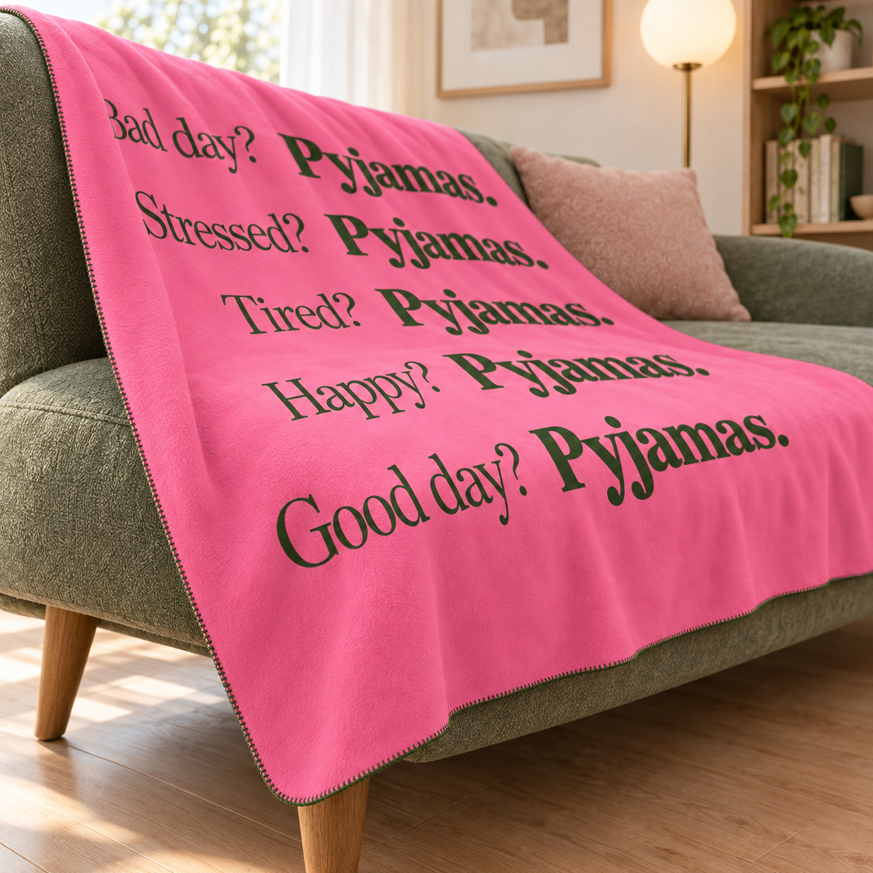 Pyjamas for Everything Polar TV Battaniyesi — yandan kenar ve ince dikiş detayı