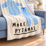 Less Drama More Pyjamas Polar TV Battaniyesi — Dikiş yakın plan · Ekim 2026