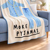 Less Drama More Pyjamas Polar TV Battaniyesi — Dikiş yakın plan · Ekim 2026