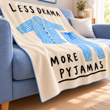 Less Drama More Pyjamas Polar TV Battaniyesi — yandan kenar ve ince dikiş detayı