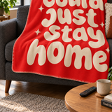 Stay Home Club Polar TV Battaniyesi — Dikiş yakın plan · Ekim 2026