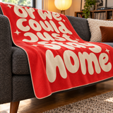 Stay Home Club Polar TV Battaniyesi — yandan kenar ve ince dikiş detayı