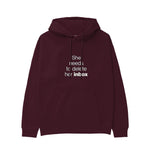 She Needs To Delete Her Inbox Hoodie — Bordo — Görsel 1