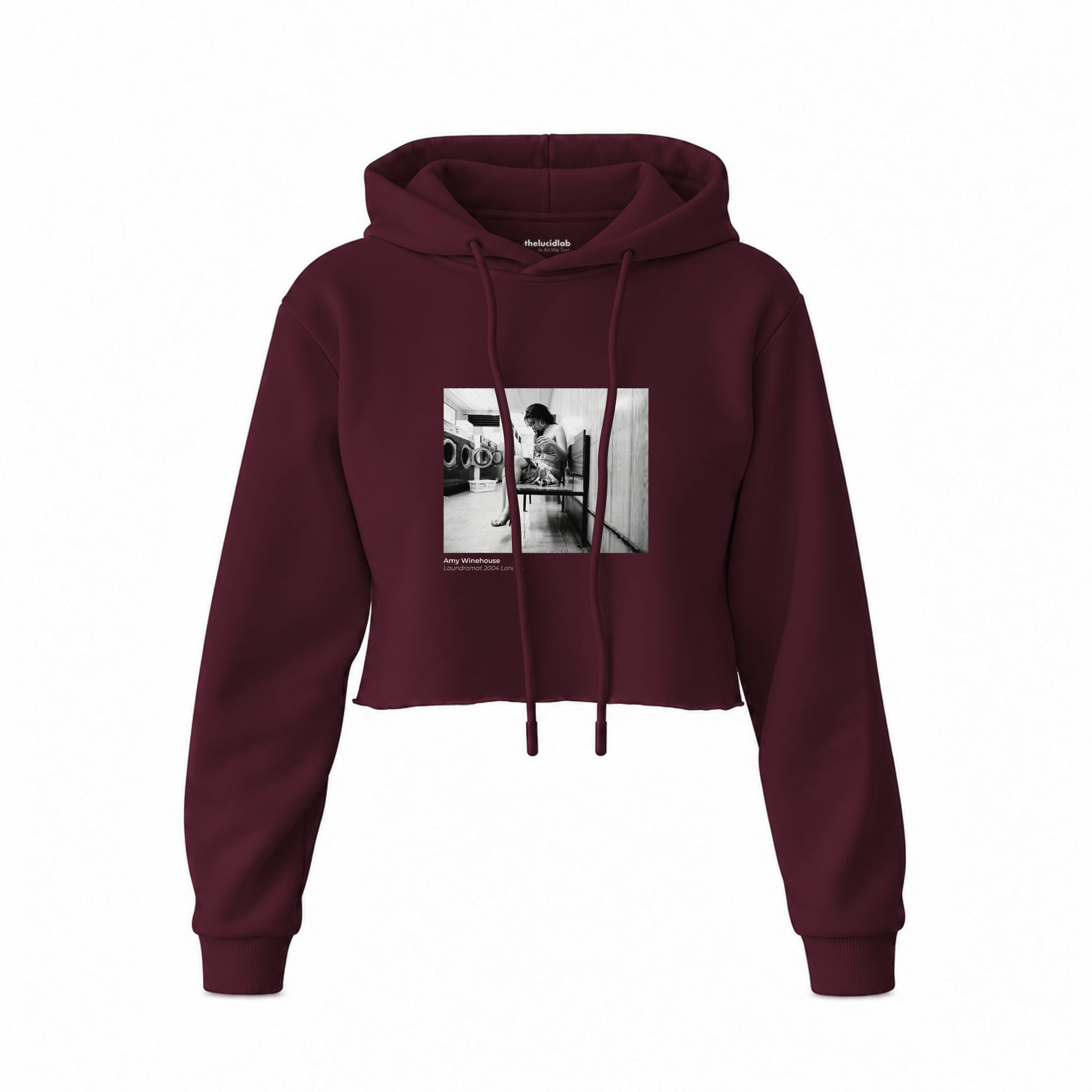 Amy Winehouse at the laundromat 2004 Crop Hoodie — Bordo — Ön