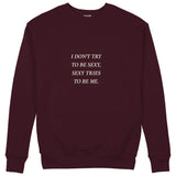 I Don't Try to Be Sexy, Sexy Tries to Be Me Sweatshirt — Bordo — Ön