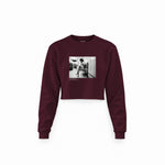 Amy Winehouse at the laundromat 2004 Crop Sweatshirt — Bordo — Ön