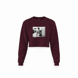 Amy Winehouse at the laundromat 2004 Crop Sweatshirt — Bordo — Ön