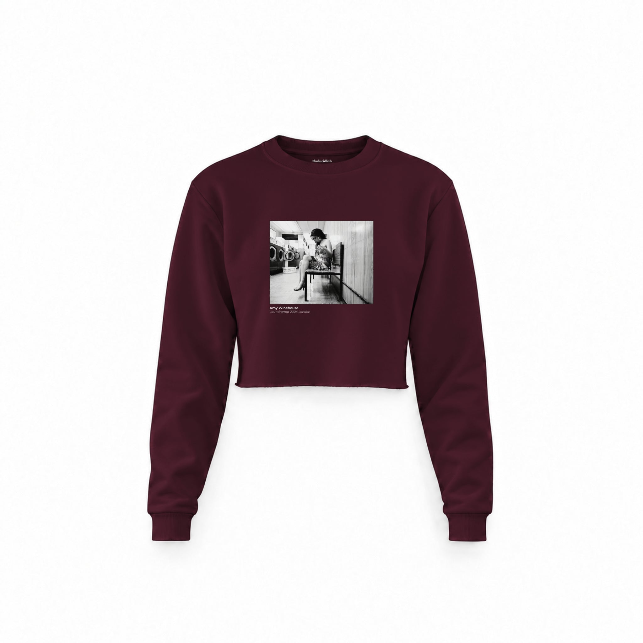 Amy Winehouse at the laundromat 2004 Crop Sweatshirt — Bordo — Ön