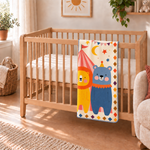 Circus Friends battaniyenin ikiye katlanmış yüzünde görünen mavi ayı ve aslan deseninin bir bölümü
