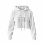 All Tracks / Formula 1 Pistleri Crop Hoodie — Beyaz — Ön baskı