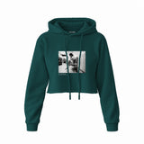 Amy Winehouse at the laundromat 2004 Crop Hoodie — Koyu Yeşil — Ön baskı