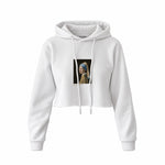 İnci Küpeli Kız Crop Hoodie — Beyaz — Ön baskı