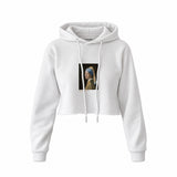 İnci Küpeli Kız Crop Hoodie — Beyaz — Ön baskı