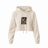 İnci Küpeli Kız Crop Hoodie — Krem — Ön baskı