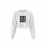 Box Box Box Crop Sweatshirt — Beyaz — Ön baskı