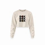 Box Box Box Crop Sweatshirt — Krem — Ön baskı