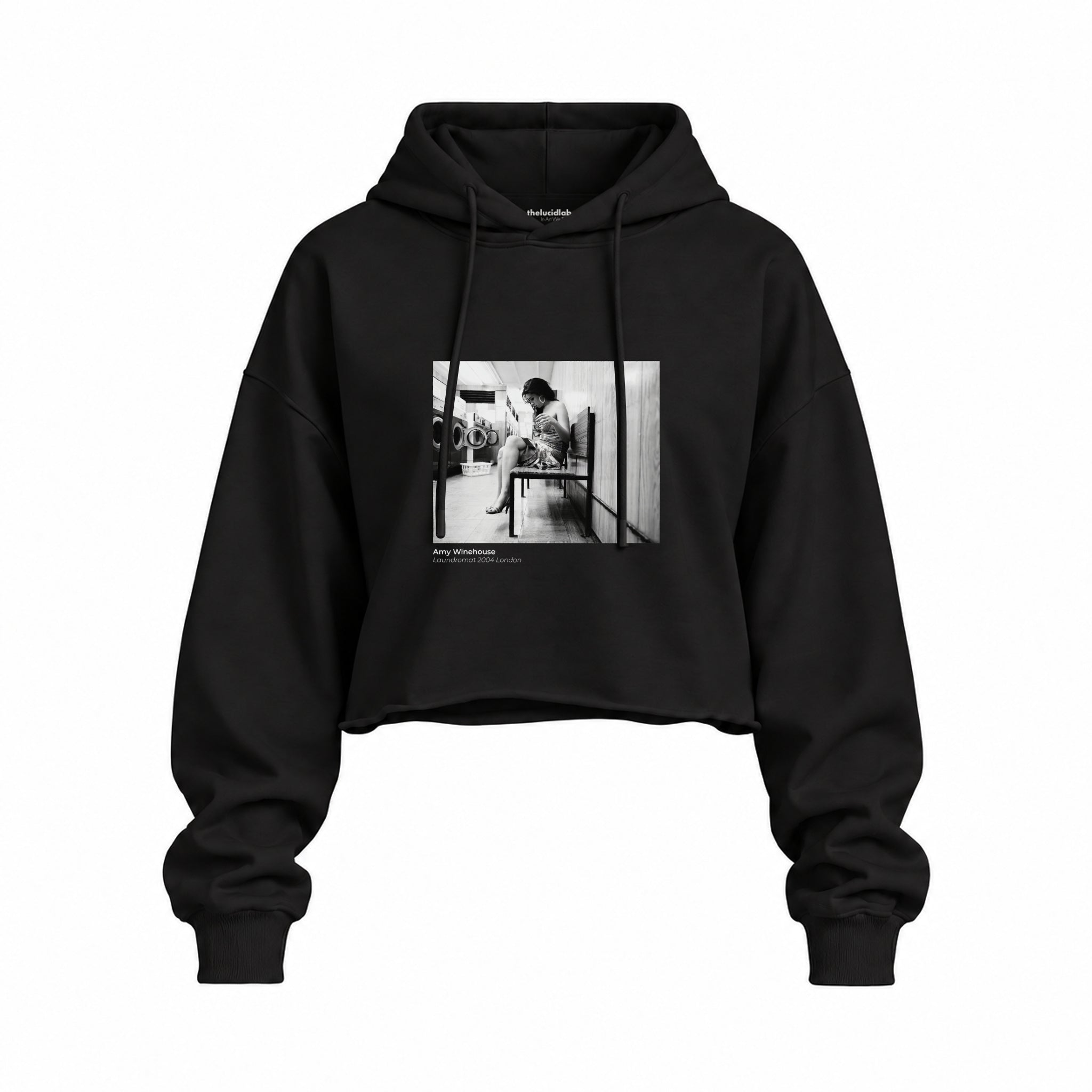 Amy Winehouse at the laundromat 2004 Oversize Crop Hoodie — Siyah — Ön baskı