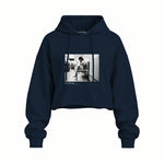 Amy Winehouse at the laundromat 2004 Oversize Crop Hoodie — Lacivert — Ön baskı