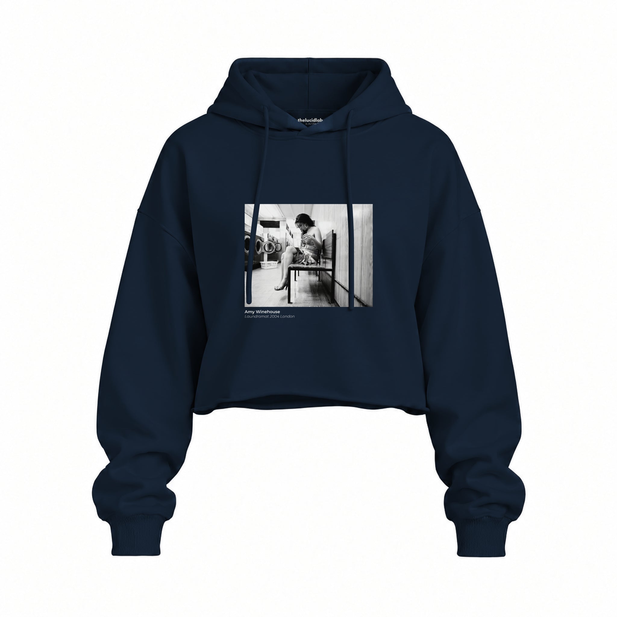 Amy Winehouse at the laundromat 2004 Oversize Crop Hoodie — Lacivert — Ön baskı