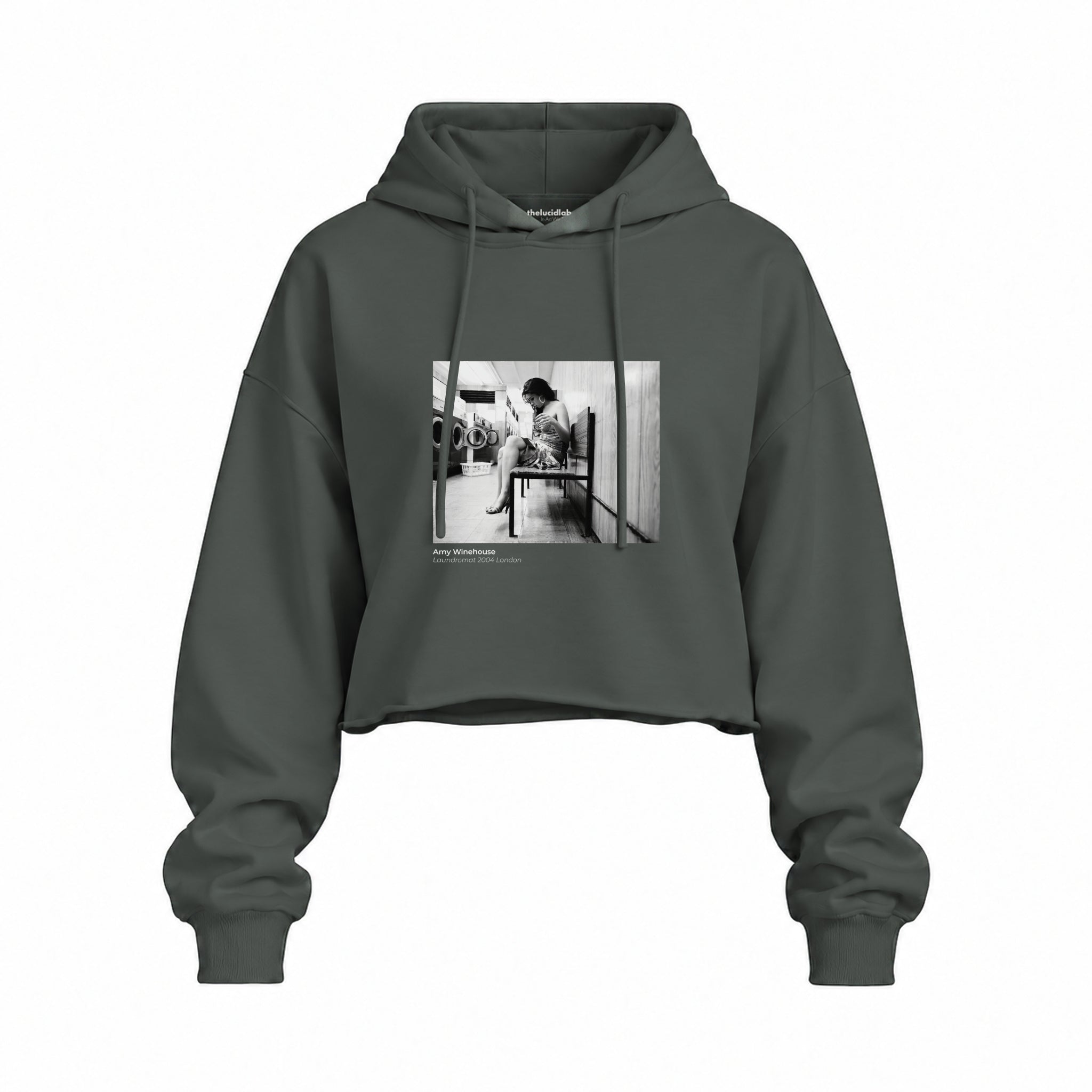 Amy Winehouse at the laundromat 2004 Oversize Crop Hoodie — Antrasit — Ön baskı