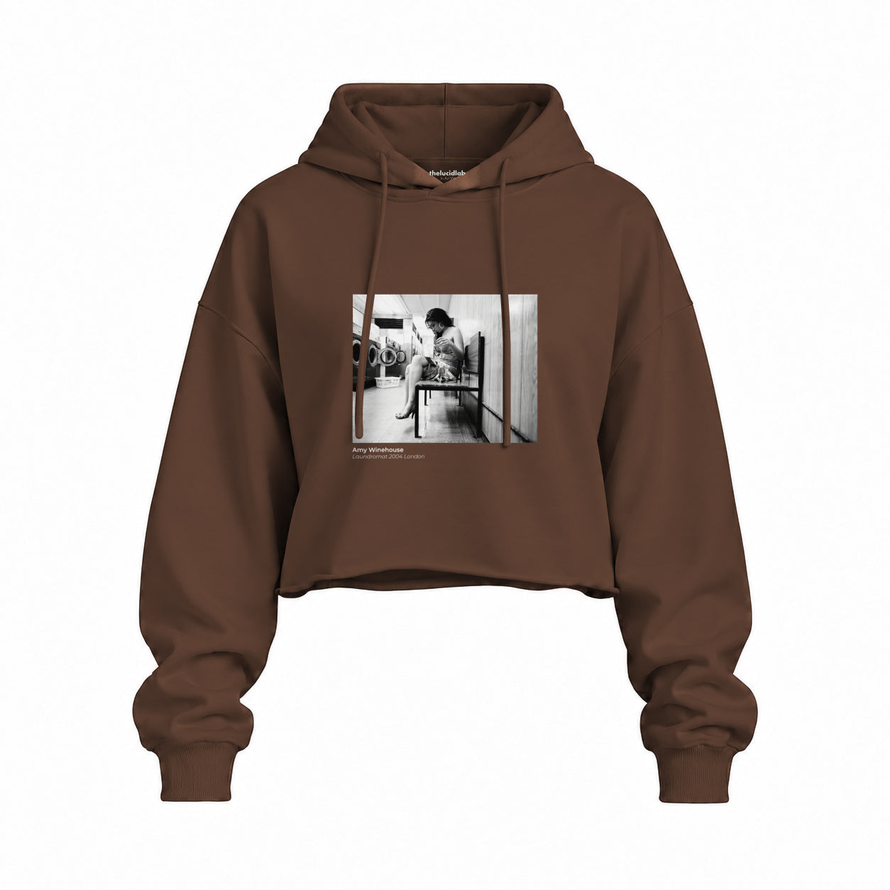 Amy Winehouse at the laundromat 2004 Oversize Crop Hoodie — Kahverengi — Ön baskı