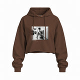 Amy Winehouse at the laundromat 2004 Oversize Crop Hoodie — Kahverengi — Ön baskı