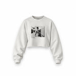 Amy Winehouse at the laundromat 2004 Oversize Crop Sweatshirt — Beyaz — Ön baskı