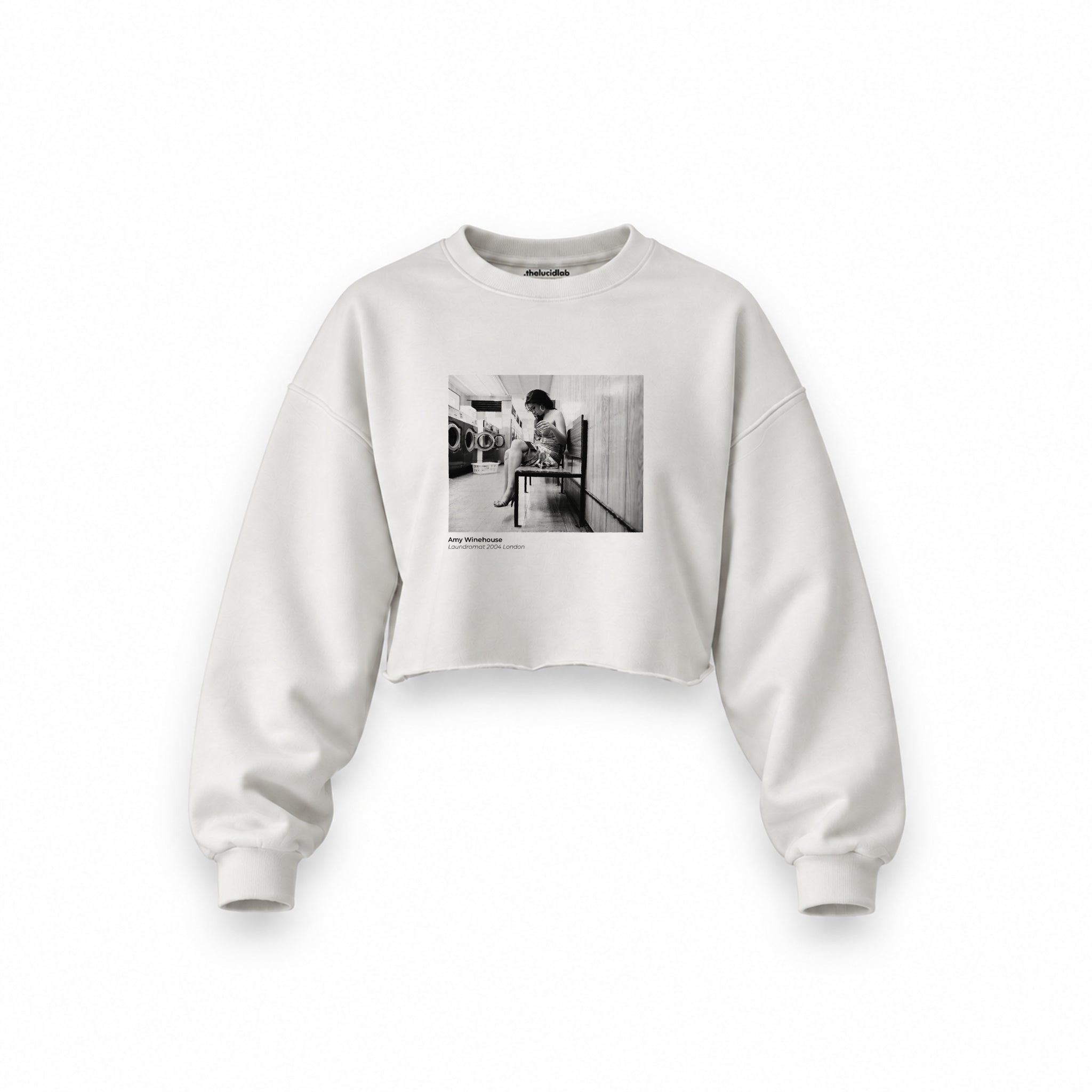 Amy Winehouse at the laundromat 2004 Oversize Crop Sweatshirt — Beyaz — Ön baskı