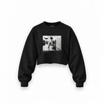 Amy Winehouse at the laundromat 2004 Oversize Crop Sweatshirt — Siyah — Ön baskı