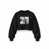 Amy Winehouse at the laundromat 2004 Oversize Crop Sweatshirt — Siyah — Ön baskı
