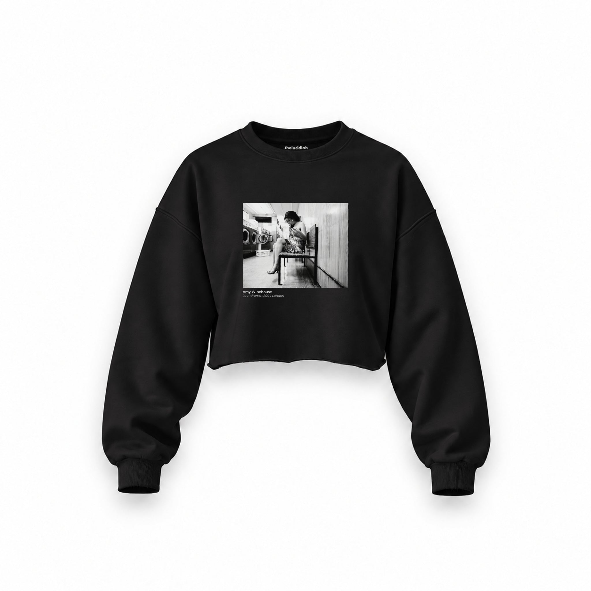 Amy Winehouse at the laundromat 2004 Oversize Crop Sweatshirt — Siyah — Ön baskı