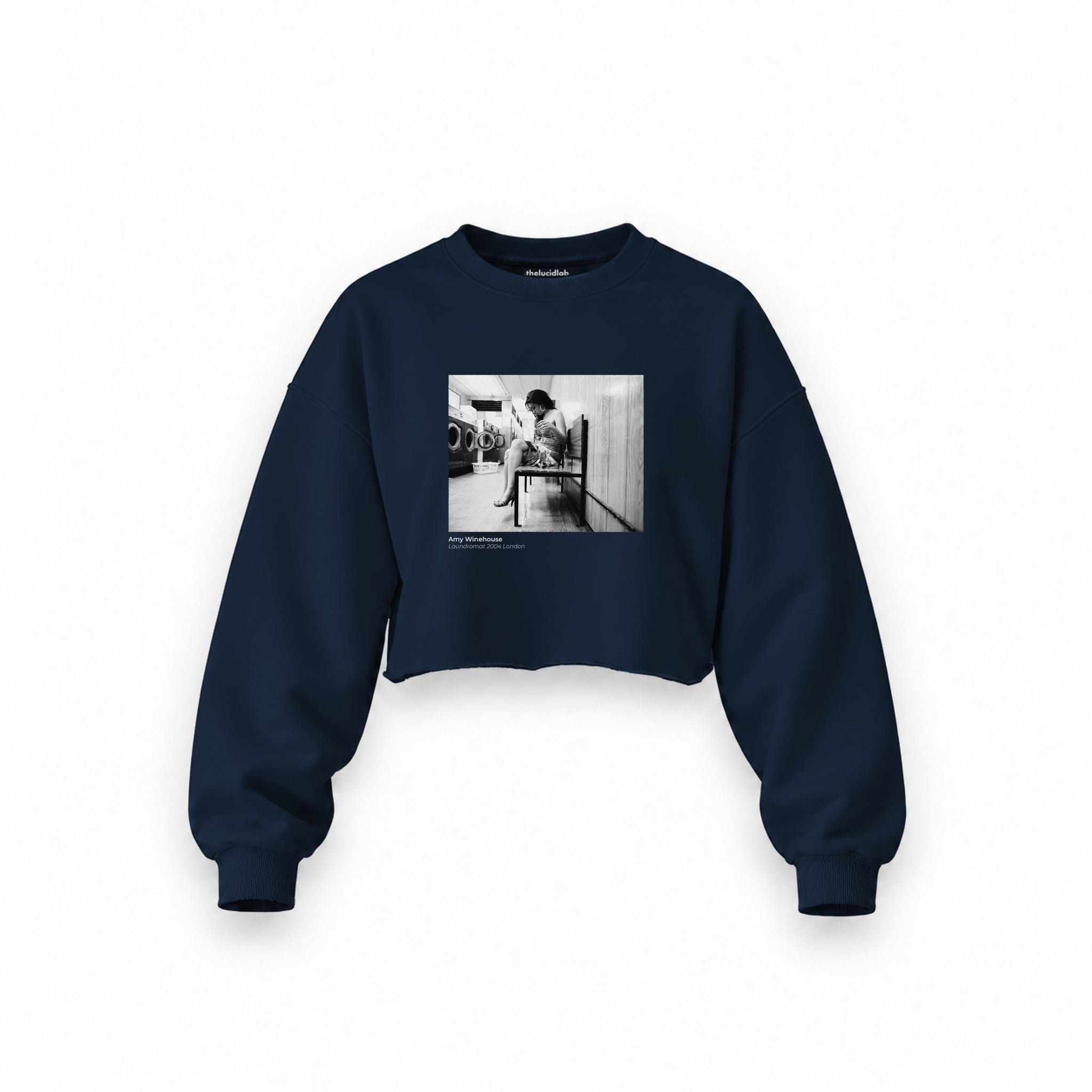 Amy Winehouse at the laundromat 2004 Oversize Crop Sweatshirt — Lacivert — Ön baskı