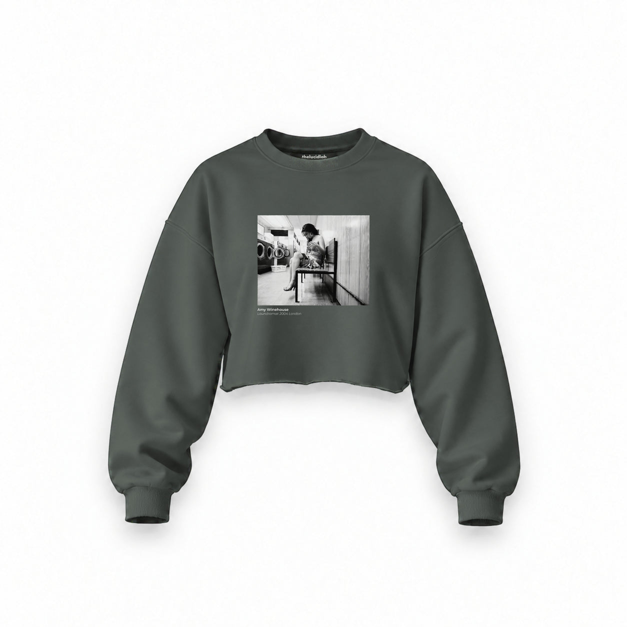 Amy Winehouse at the laundromat 2004 Oversize Crop Sweatshirt — Antrasit — Ön baskı