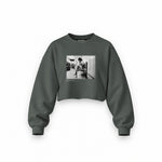 Amy Winehouse at the laundromat 2004 Oversize Crop Sweatshirt — Antrasit — Ön baskı