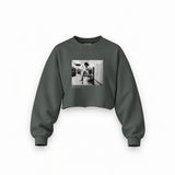Amy Winehouse at the laundromat 2004 Oversize Crop Sweatshirt — Antrasit — Ön baskı