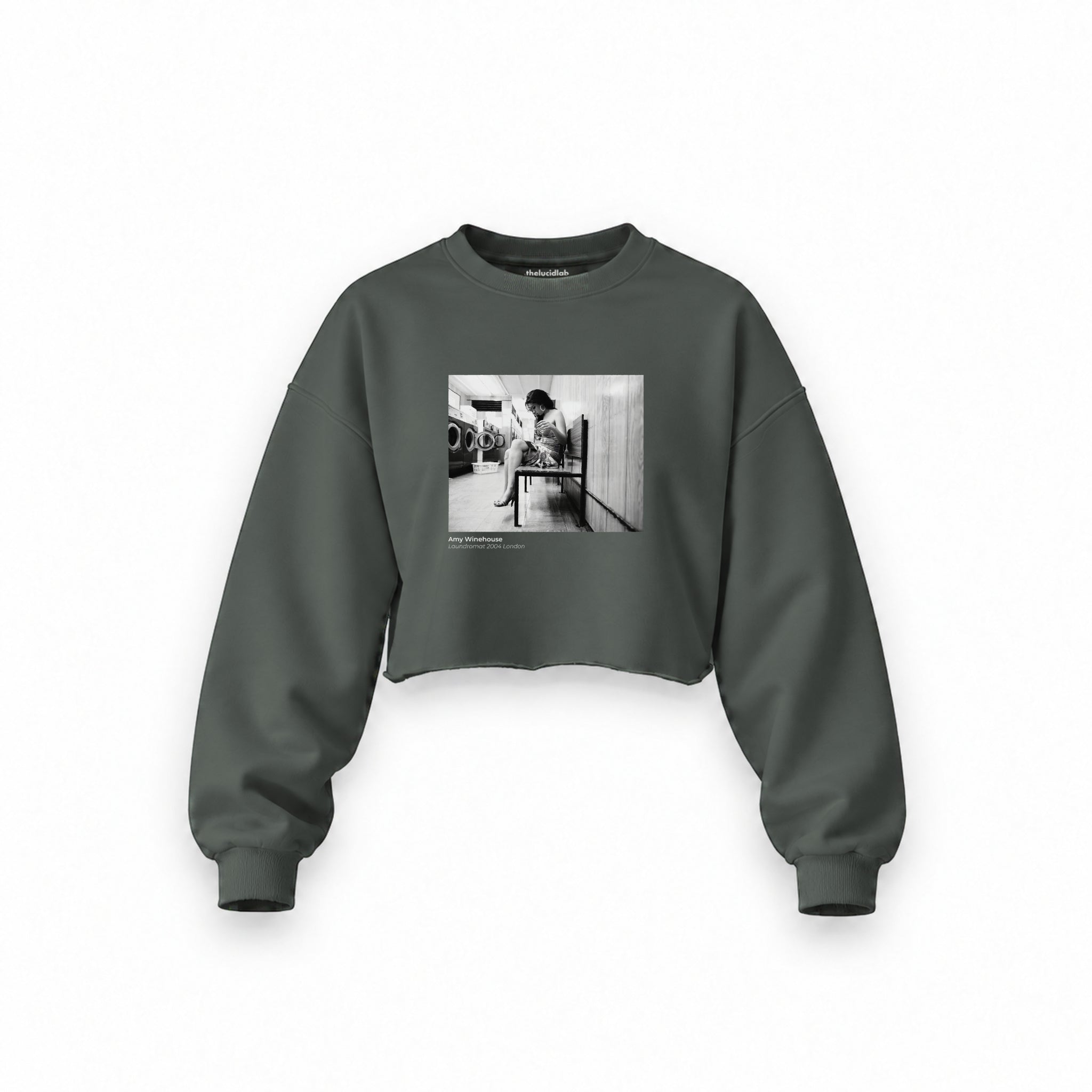 Amy Winehouse at the laundromat 2004 Oversize Crop Sweatshirt — Antrasit — Ön baskı