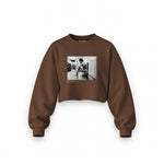 Amy Winehouse at the laundromat 2004 Oversize Crop Sweatshirt — Kahverengi — Ön baskı