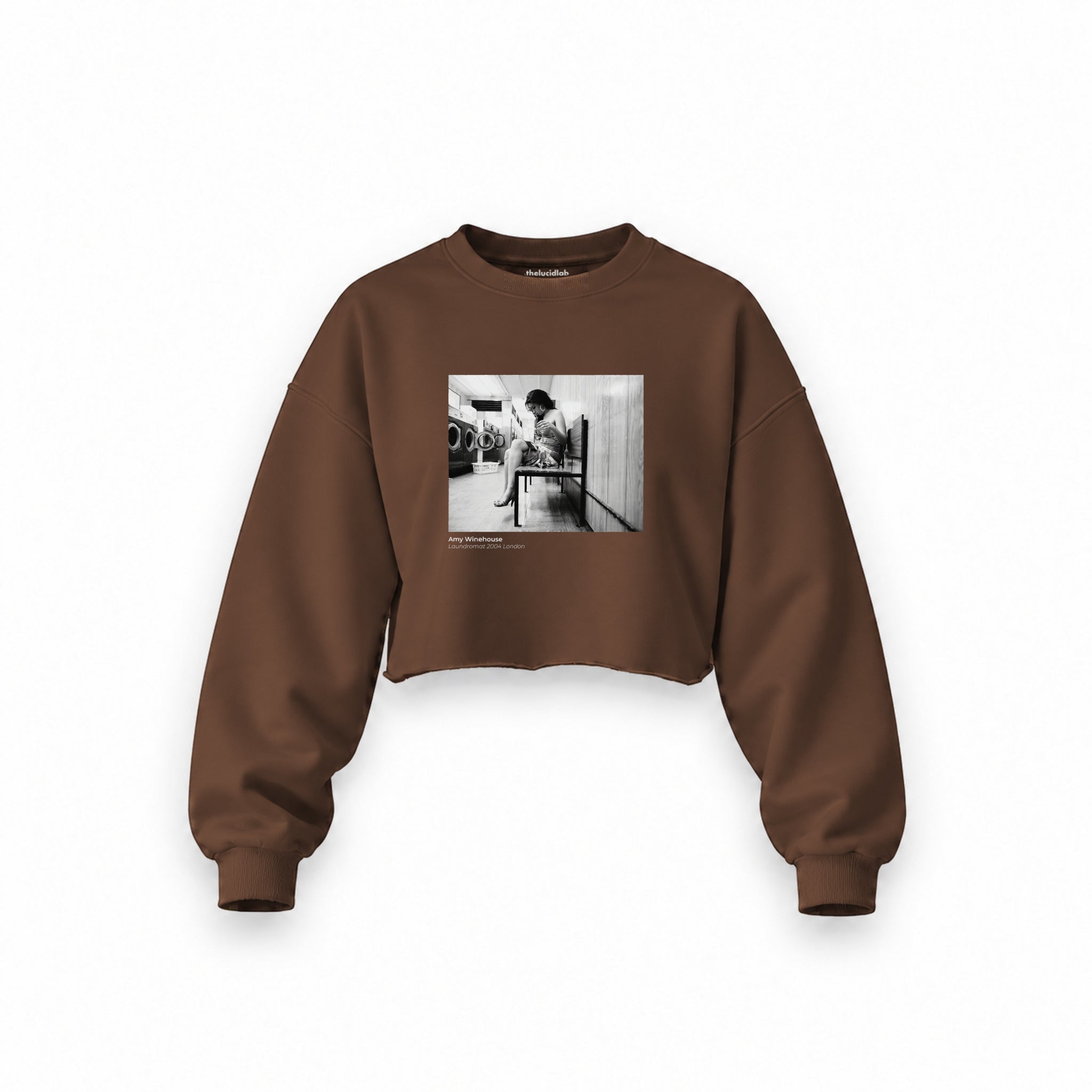 Amy Winehouse at the laundromat 2004 Oversize Crop Sweatshirt — Kahverengi — Ön baskı
