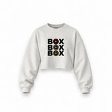 Box Box Box Oversize Crop Sweatshirt — Beyaz — Ön baskı