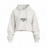 Same Sh*t Different Day Oversize Crop Hoodie — Beyaz — Ön baskı