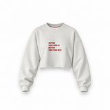 Hotter & Better Oversize Crop Sweatshirt — Beyaz — Ön baskı