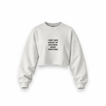 Girlfriend Knows Everything Oversize Crop Sweatshirt — Beyaz — Ön baskı