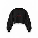 Life Sucks Oversize Crop Sweatshirt — Siyah — Ön baskı